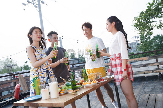 一起外出聚餐的年轻男女图片