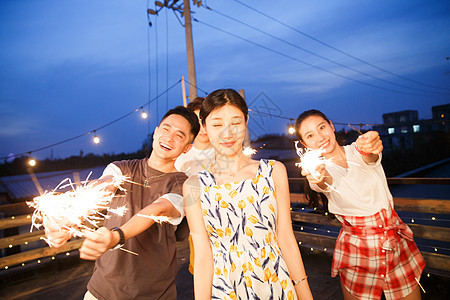 露营野餐的男女青年图片