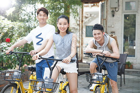 共享单车相伴亚洲人青年人骑自行车图片