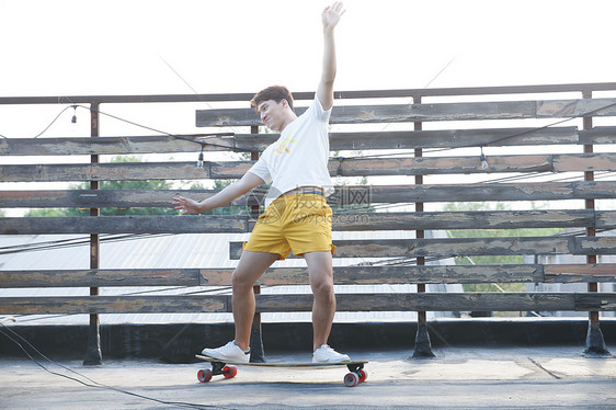 休闲活动兴奋青年人青年男人玩滑板图片