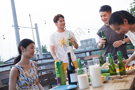 情侣野餐一起外出聚餐的年轻男女背景