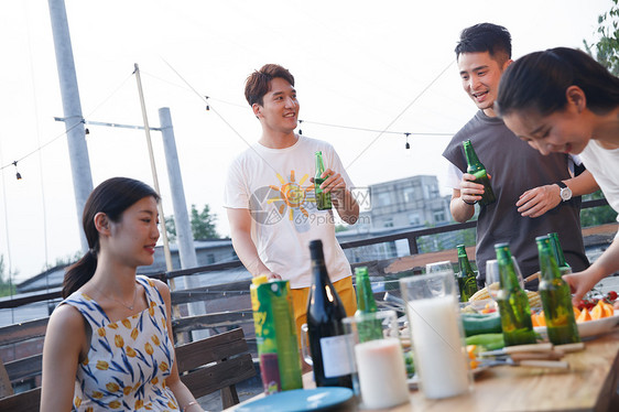 一起外出聚餐的年轻男女图片