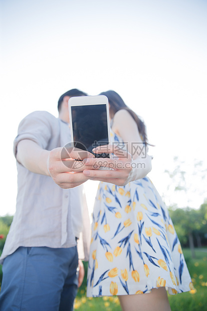 男朋友仅成年人快乐青年情侣用手机照相图片