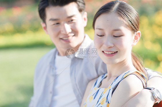 亚洲成年人女朋友快乐情侣图片