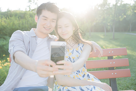 仅成年人大半身户外青年情侣用手机照相图片