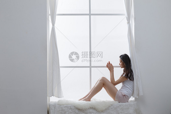 水平构图人彩色图片青年女人坐在窗户旁边图片