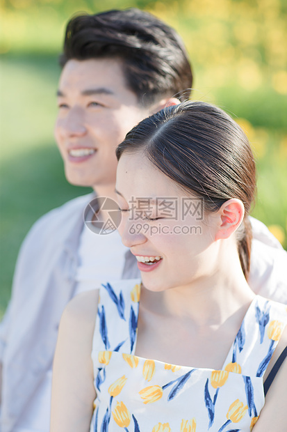 青年夫妇亲密快乐情侣坐在公园里图片