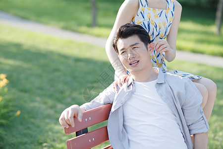 满意东亚快乐情侣坐在公园里图片
