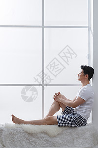 仅成年人愉悦仅一个人青年男人坐在窗户旁边图片