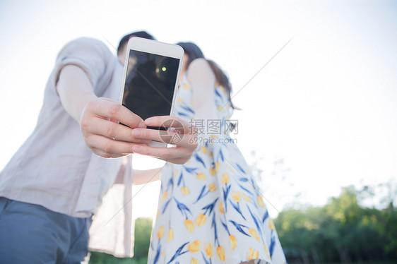 仅成年人成年人女人青年情侣用手机照相图片
