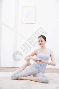 健美身材成年人垂直构图青年女人练习瑜伽图片
