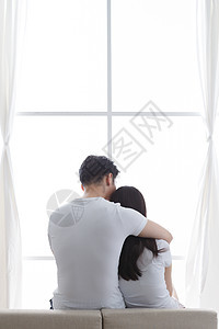 玻璃窗户内享乐浪漫情侣图片