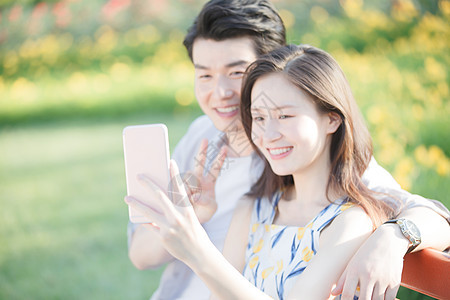 青年伴侣亚洲人男朋友青年情侣用手机照相图片