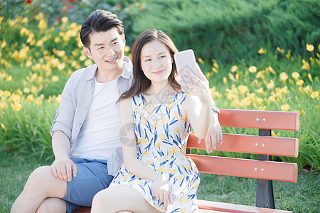 亚洲人亚洲青年夫妇青年情侣用手机照相图片