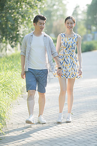青年夫妇夫妇享乐浪漫情侣在公园散步图片