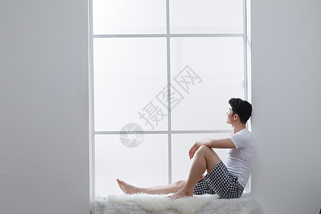 幸福居室20多岁青年男人坐在窗户旁边图片