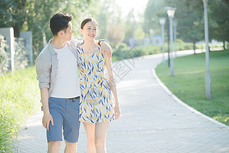 亚洲人夫妇享乐浪漫情侣在公园散步图片