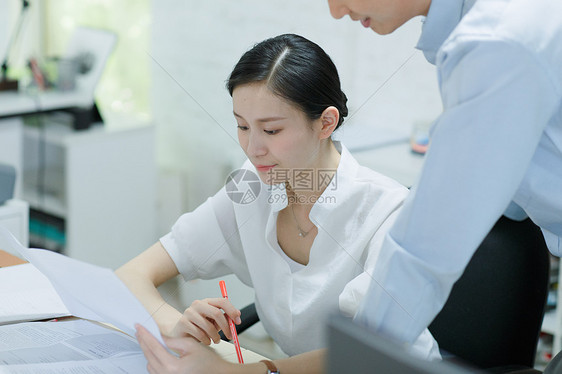 微笑商务人士亚洲人青年人在办公室图片