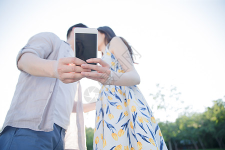 日光非都市风光仅成年人青年情侣用手机照相图片
