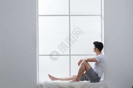 玻璃窗白昼住宅房间青年男人坐在窗户旁边图片