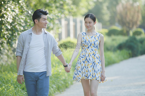 郊游青年夫妇浪漫情侣在公园散步图片