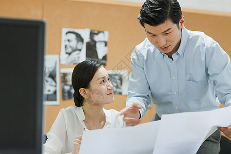 仅成年人会议女人青年人在办公室图片