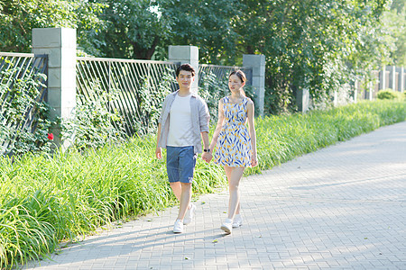 青年伴侣在公园散步图片