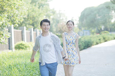 夫妇青年人浪漫情侣在公园散步图片