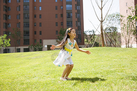 休闲装健康生活方式学龄前儿童小女孩在户外玩耍图片
