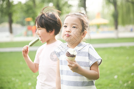 女孩东方人休闲活动快乐儿童吃冰棍图片