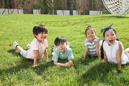 孩子草地彩色图片全身像摄影快乐的孩子在外面玩耍背景