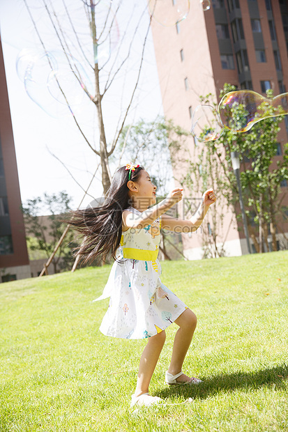 亚洲人高兴的快乐小女孩在户外玩耍图片