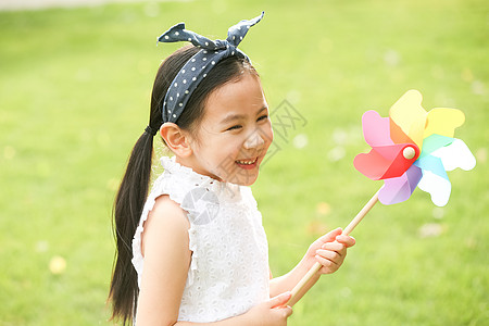 六一儿童发饰小女孩在户外玩耍背景