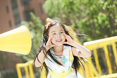 快乐扬声器健康生活方式小女孩在户外玩耍图片
