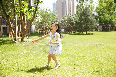 草地健康生活方式白昼小女孩在户外玩耍图片