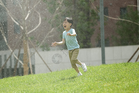 喷泉社区绿色小男孩在户外玩耍图片