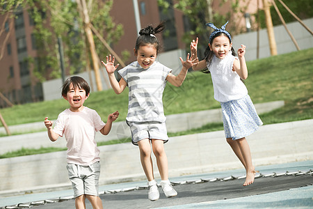 彩色图片3岁到4岁女孩快乐儿童在户外玩耍图片