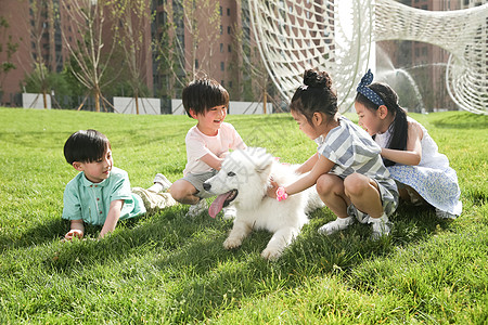 宠物和小孩户外快乐的孩子在外面和狗狗玩耍背景