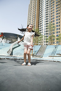 蹦床游乐场童年快乐儿童在户外玩耍图片