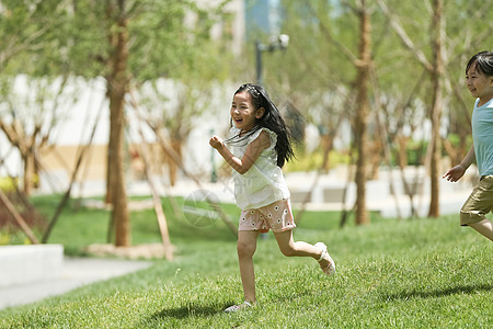 小女孩在户外奔跑玩耍图片