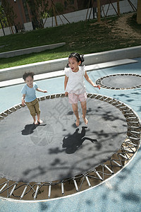 快乐儿童在户外玩耍蹦床图片