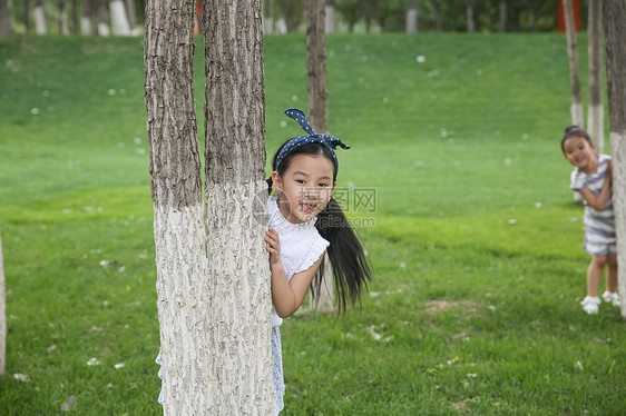 可爱的小女孩在户外玩耍图片