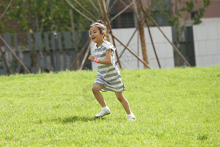 3岁到4岁童年可爱的小女孩在户外玩耍图片