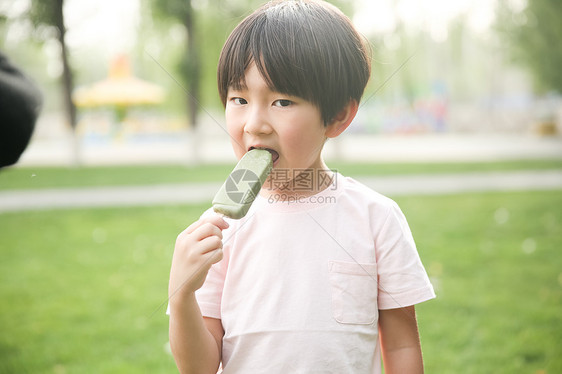 玩耍可爱的小男孩吃冰棍图片