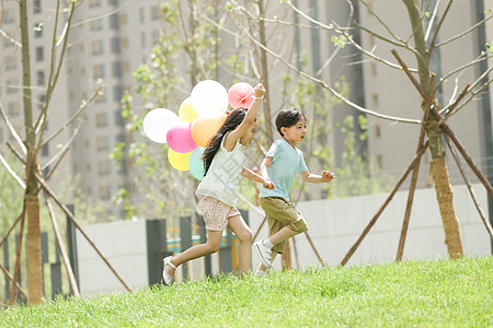 跑休闲活动人快乐儿童在草地上玩耍图片素材