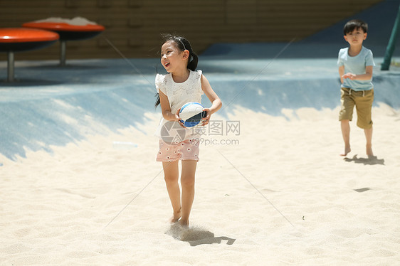 健康生活方式儿童在沙子里踢球图片