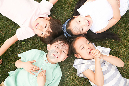 伙伴3岁到4岁户外快乐的孩子们在草地上玩耍图片