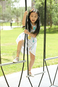 户外活动休闲装3岁到4岁小女孩在户外玩耍图片