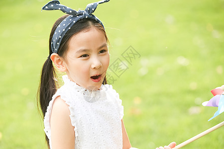 彩色图片裙子学龄前儿童小女孩在户外玩耍图片