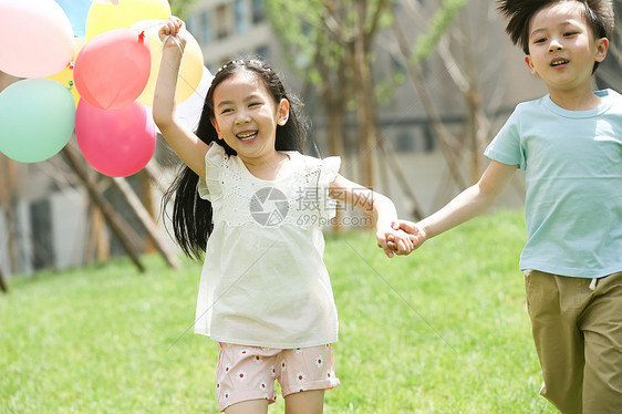 白昼女孩东方人快乐儿童在草地上玩耍图片